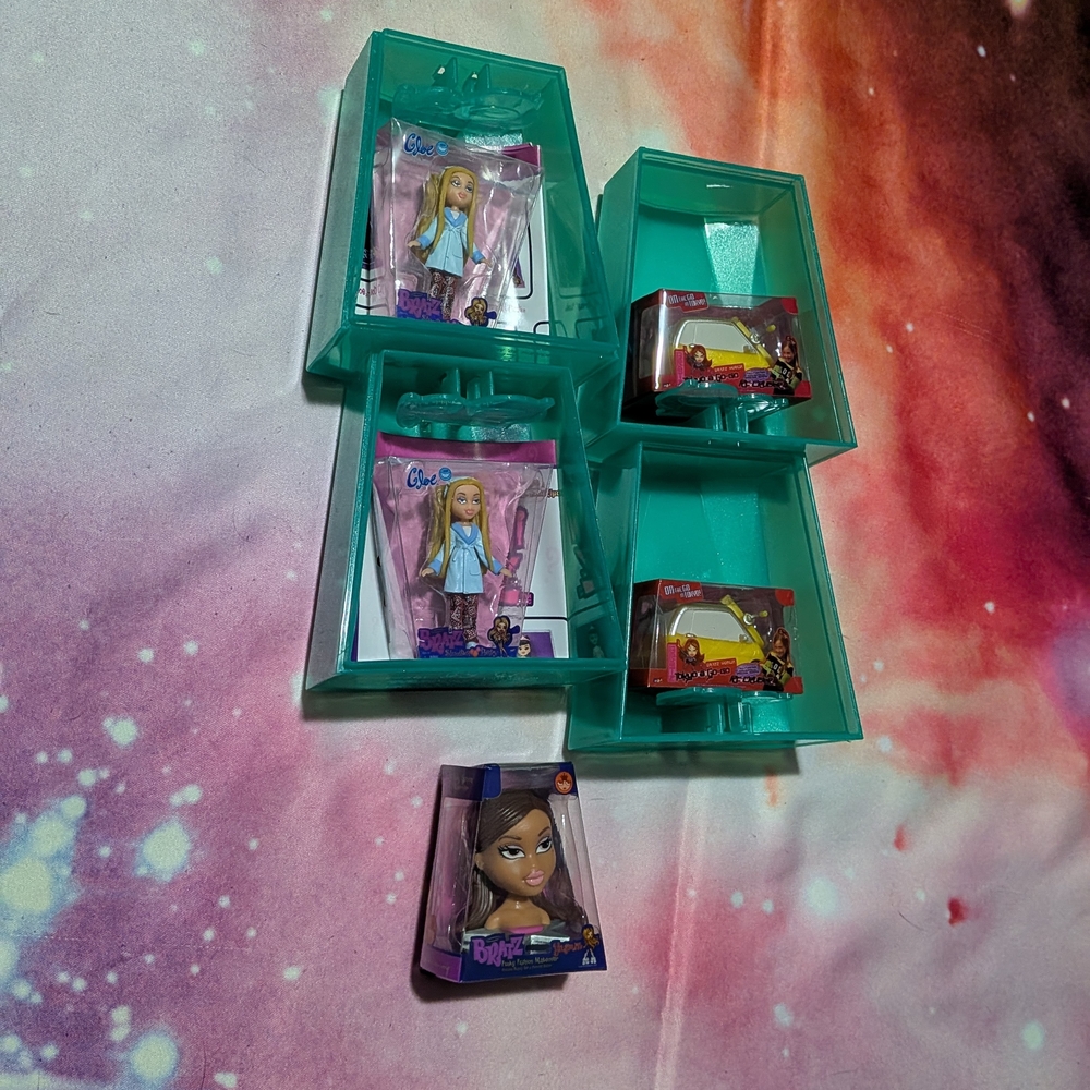 Bratz Miniature Doll Set with Display Cases